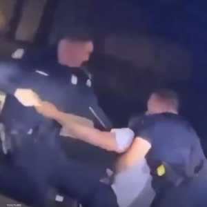 بروكس يواجه رجلي الشرطة