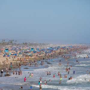 الناس يتحدون كورونا على أحد شواطئ كاليفورنيا - 14 يونيو 2020