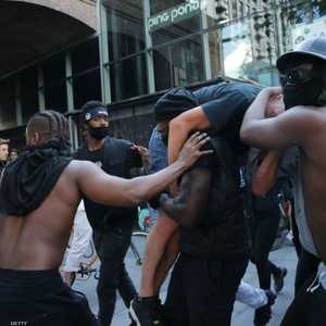 حمل متظاهر من أصول أفريقية شخصا يشتبه في أنه متظاهر يميني