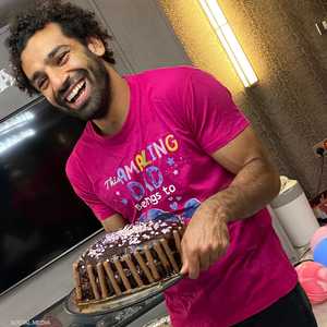 محمد صلاح يحمل كعكة عيد ميلاده