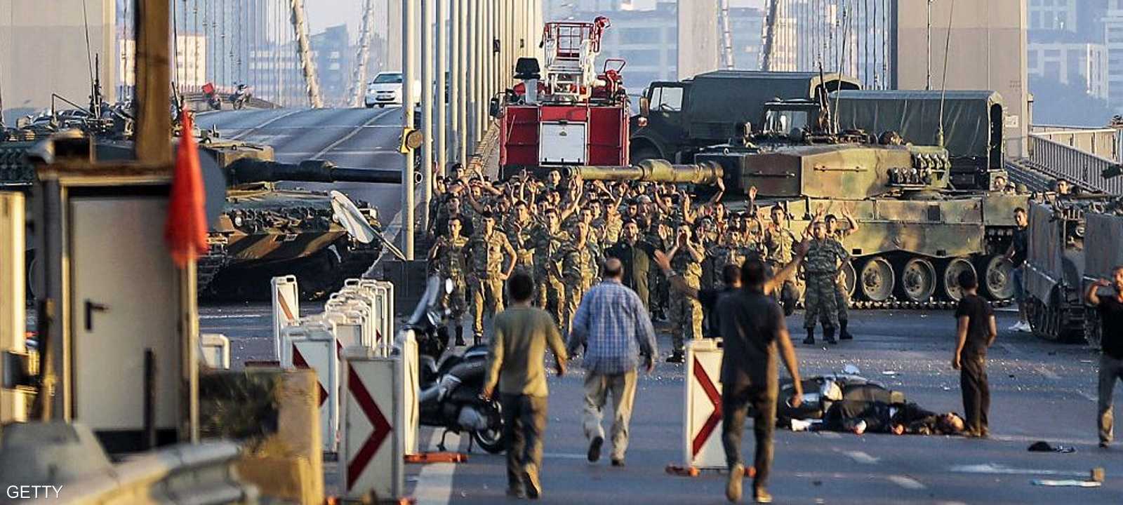 جنود مشاركون في المحاولة الانقلابية على جسر البسفور في 2016.