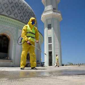 أرشيفية.. أعمال التعقيم جارية في مسجد بالجزائر