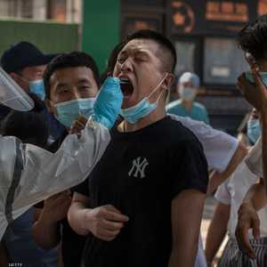 العاملون في سوق "شينفادي" يخضعون للفحص.