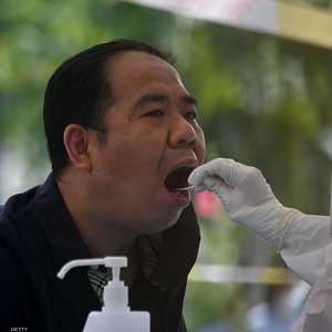 مواطن يخضع لفحص كورونا في بكين بالصين