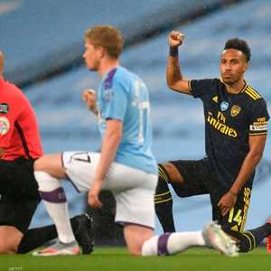 وقفة تضامنية ضد العنصرية قبل مباراة مانشستر سيتي وأرسنال