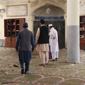 جانب من آثار اعتداء على مسجد في كابل أثناء صلاة الجمعة.