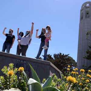 فرحة المحتجين بعد إزالة تمثال كريستوفر كولومبوس