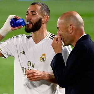 بنزيمة وزيدان خلال المباراة مع فالنسيا