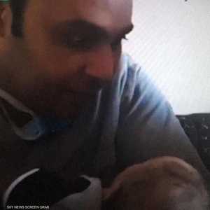 الطبيب محمود سامي يحتضن طفله الأول