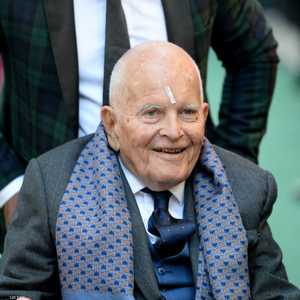 الممثل البريطاني المخضرم إيان هولم