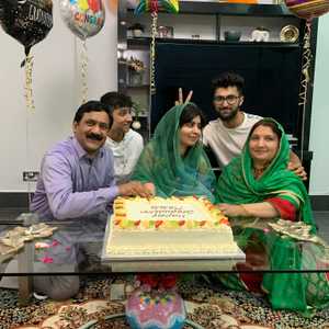 ملالا تحتفل بتخرجها مع أفراد أسرتها