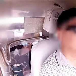 كاميرا التاكسي التقطت لي جالسا بالمقعد الخلفي