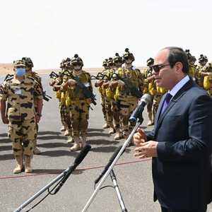 السيسي خلال حديث سابق مع العسكريين- أرشيف