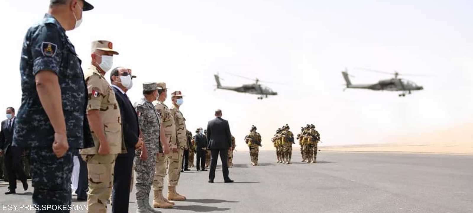 السيسي تفقد وحدات عسكرية في قاعدة جوية قرب الحدود مع ليبيا.