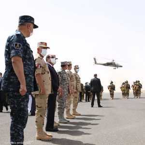 السيسي تفقد وحدات عسكرية في قاعدة جوية قرب الحدود مع ليبيا.