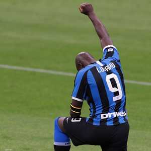 احتفل البلجيكي لوكاكو بهدفه بالجلوس على ركبته