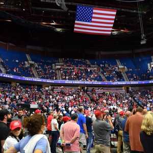 ظهرت مقاعد عدة خاوية في الملعب الذي احتضن مؤتمر ترامب