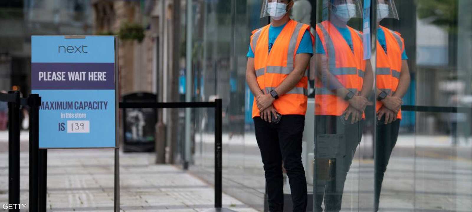 عامل في إحدى المحلات البريطانية