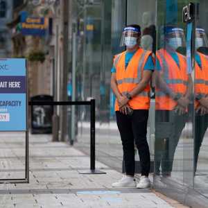 عامل في إحدى المحلات البريطانية