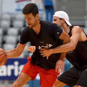 جوكوفيتش وديميتروف خلال مباراة كرة السلة الترفيهية