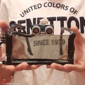 حموتي يحمل نظارته