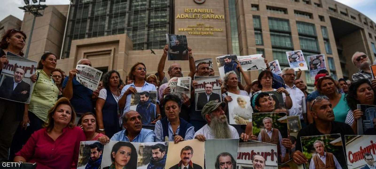 صحفيون يتضامنون مع زملاء لهم اعتقلتهم السلطات التركية.