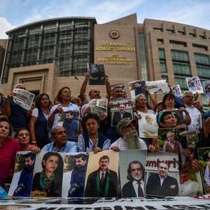 صحفيون يتضامنون مع زملاء لهم اعتقلتهم السلطات التركية.