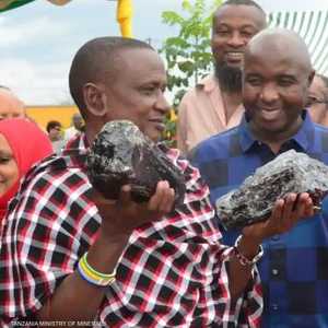 لايزر يحمل حجرين كريمين قيمتهما ملايين الدولارات