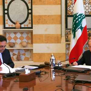 ميشال عون (يمين) وحسان دياب (يسار)