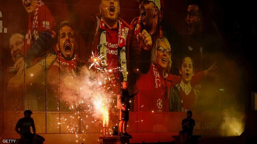 ألعاب نارية أطلقها جماهير ليفربول احتفالا بالفوز بلقب الدوري.