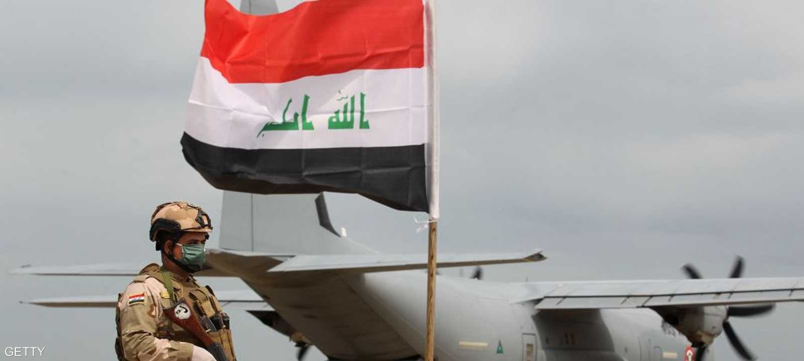 جندي عراقي قرب طائرة عسكرية