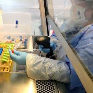 أرشيفية لباحثة تختبر عينات تحتوي فيروس كورونا