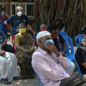 مواطنون ينتظرون إجراء الفحوص الخاصة بفيروس كورونا في الهند.