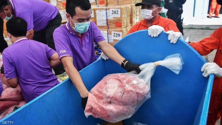 موظفون في إدارة الغذاء والدواء التايلاندية، أتلفوا كميات كبيرة من مخدر "الميثامفيتامين"، احتفاء بالمناسبة العالمية.