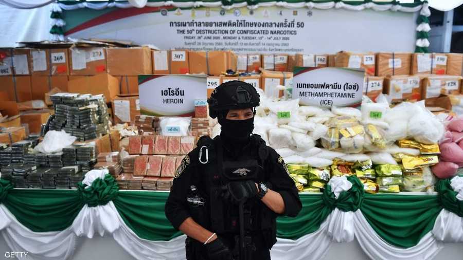 شرطي تايلندي من مكتب مكافحة المخدرات يحرس نحو 25 طنا من المخدرات التي صودرت تمهيدا لإتلافها.