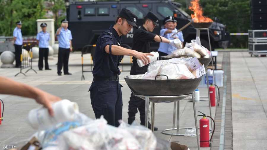 حرق رجال الشرطة في نيجيانغ بمقاطعة سيشوان الصينية 57 كيلوغراما من المخدرات.