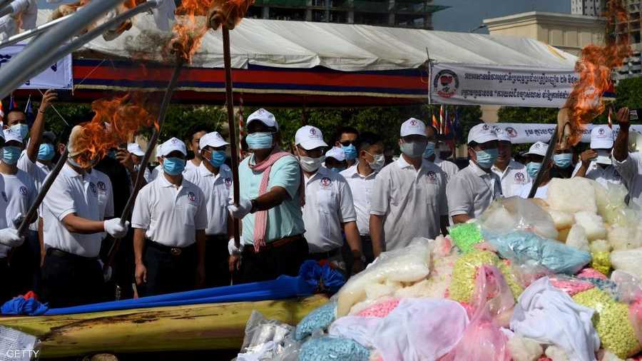 مسؤولون في كمبوديا يحرقون كميات كبيرة من المخدرات التي صودرت خلال العام الجاري.