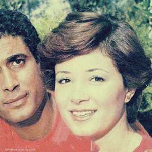 الفنان الراحل أحمد زكي والفنانة المعتزلة الراحلة هالة فؤاد