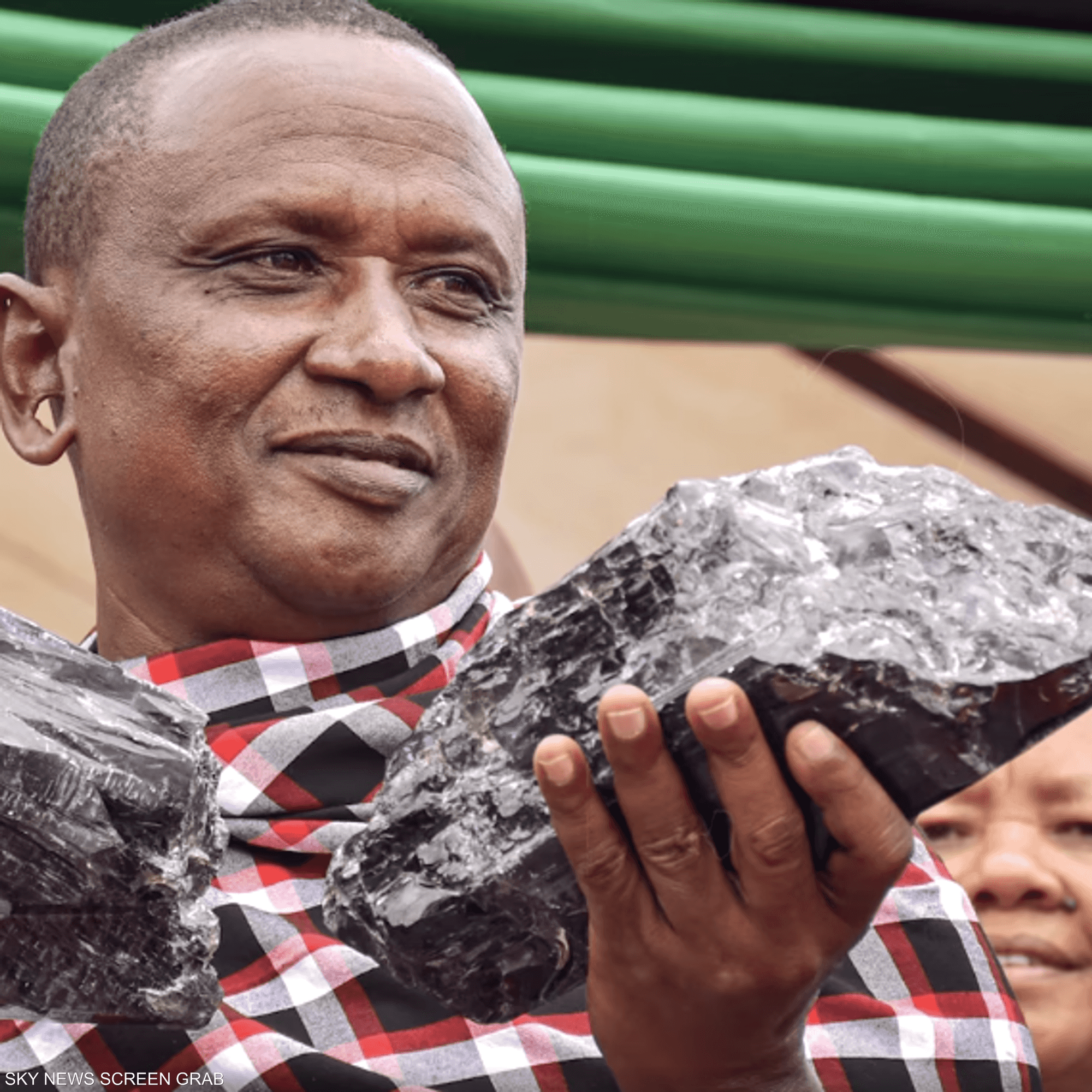 عامل بسيط يتحول لمليونير بحجرين