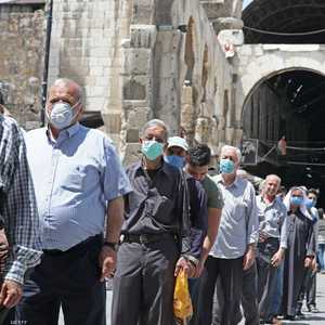 سوريون قبل صلاة الجمعة في دمشق