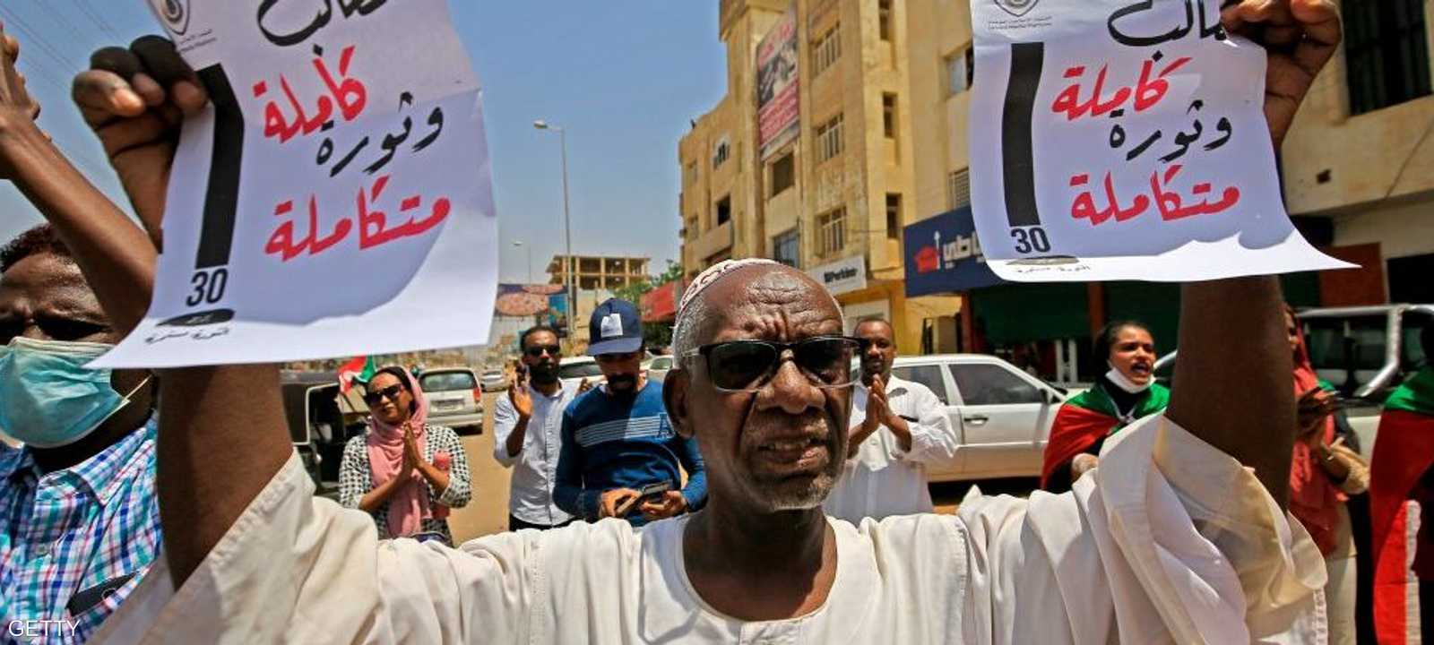 أعلنت الحكومة السودانية تضامنها مع مطالب الشارع