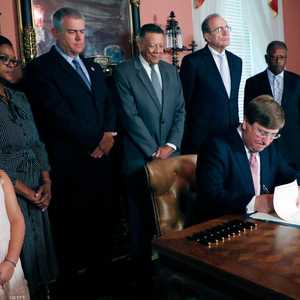 حاكم ولاية مسيسيبي خلال توقيعه مشروع القرار