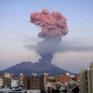 الدخان المتصاعد من بركان ساكوراجيما في نوفمبر الماضي.