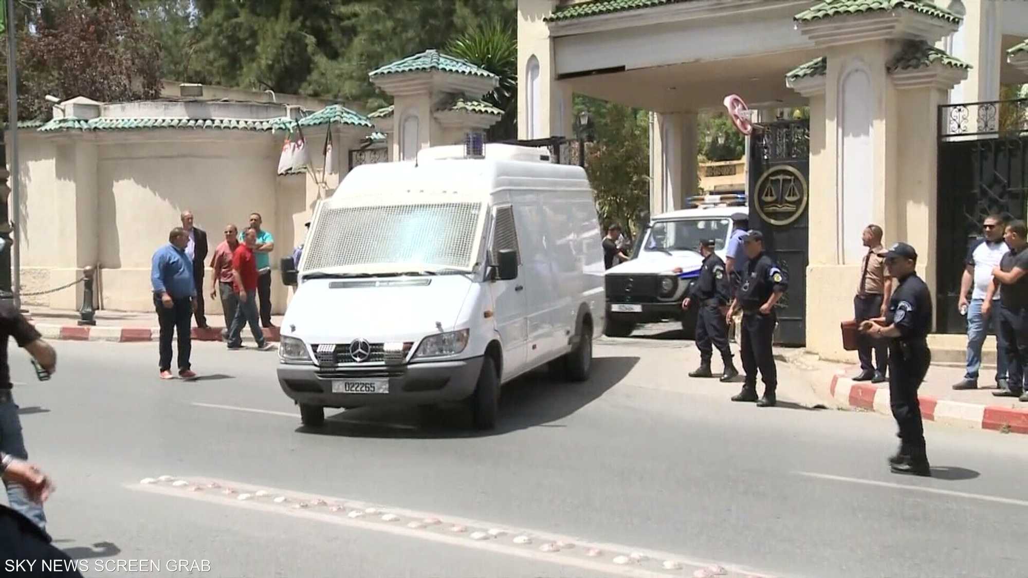 الجزائر.. القضاء يصدر أحكامه في حق رموز نظام بوتفليقة
