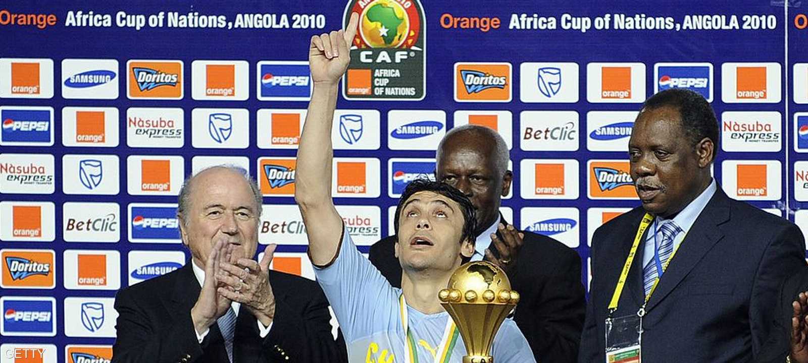 أحمد حسن حاملا كأس أمم أفريقيا 2010