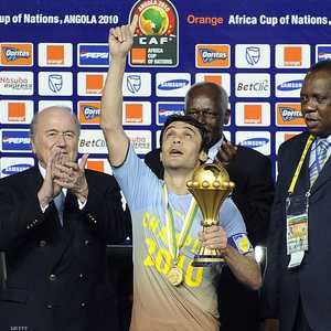 أحمد حسن حاملا كأس أمم أفريقيا 2010