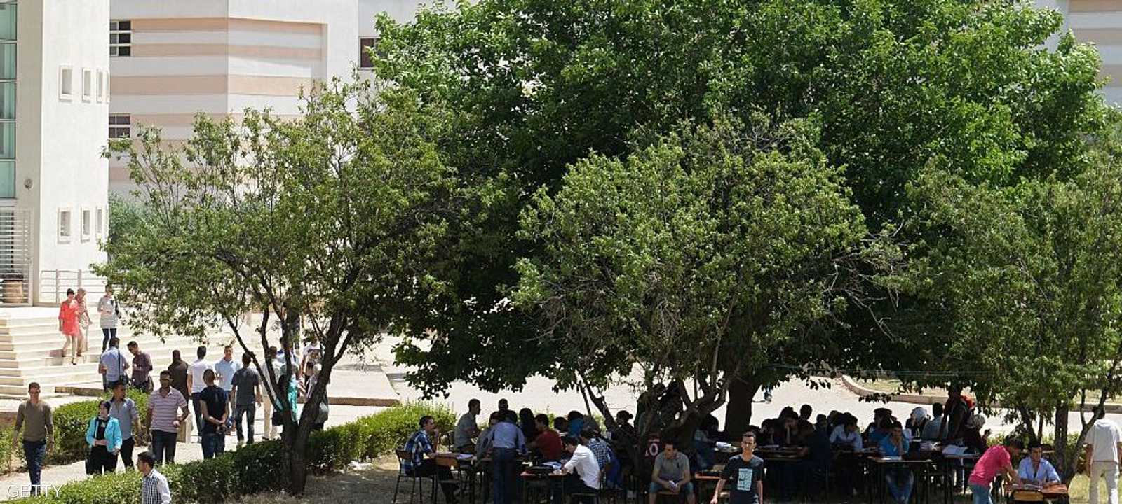 طلبة في حرم إحدى الجامعات المغربية