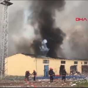 انفجارات ضخمة تهز مصنعا للألعاب النارية بتركيا