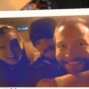 أفراد الشرطة كما ظهروا بالصورة المشينة