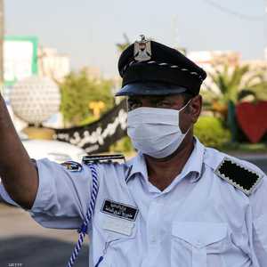 شرطي عراقي يرتدي كمامة واقية في بغداد